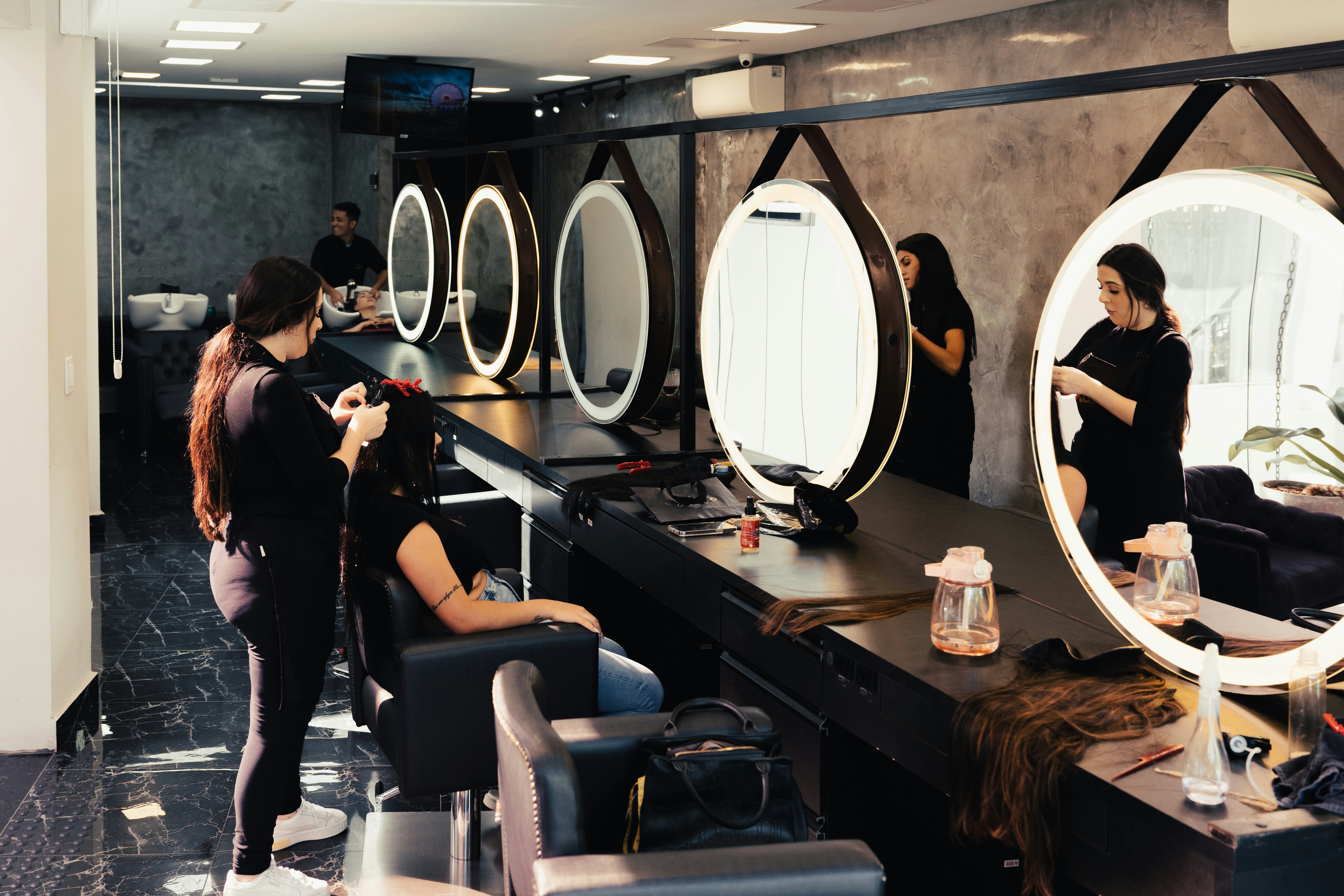 How Modern Salon Management Software Like WellzOn Helps Salons Stay Fully Booked and Grow Faster