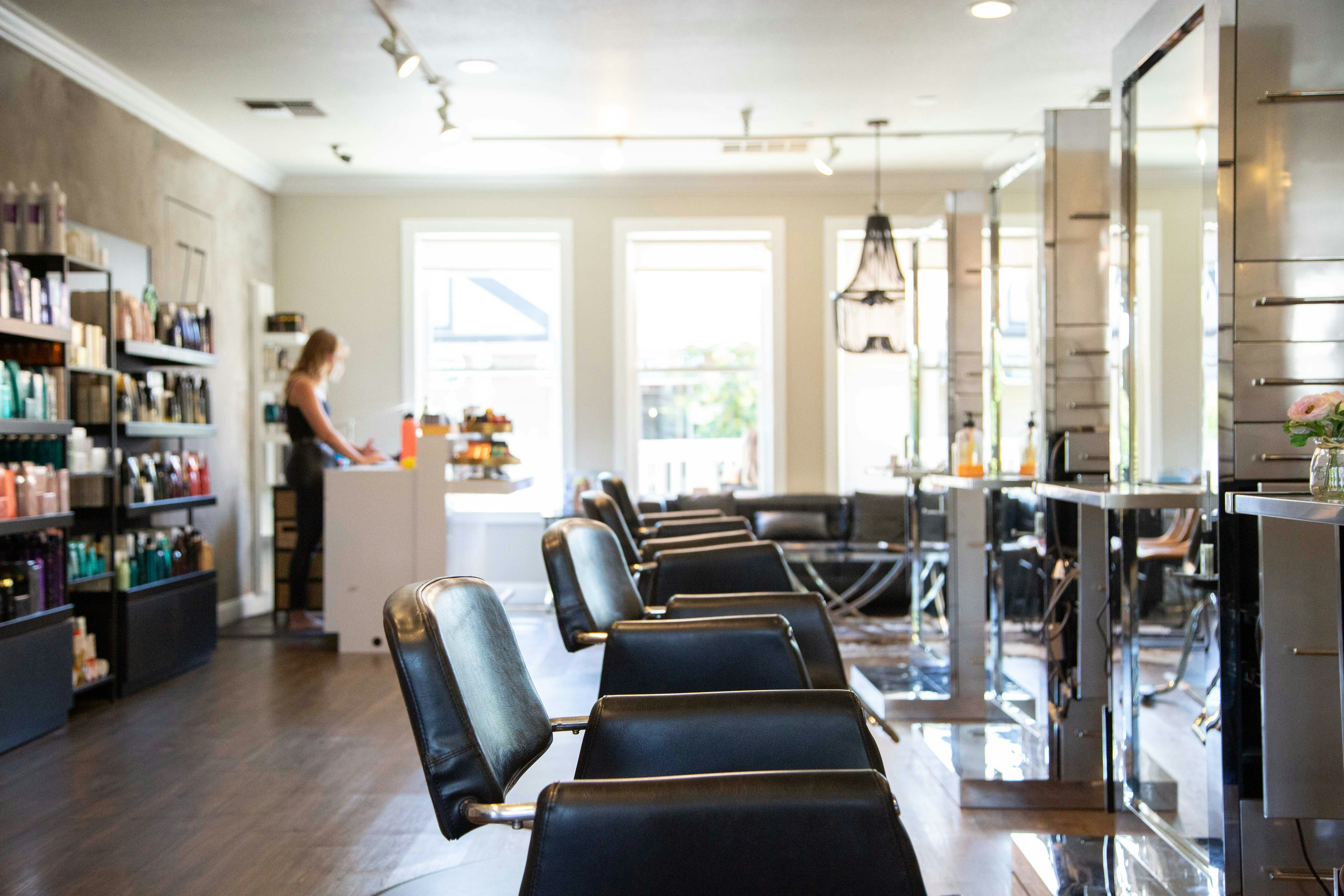 Glow Up on Your Schedule: How to Use a Beauty Salon Software App Like a Pro